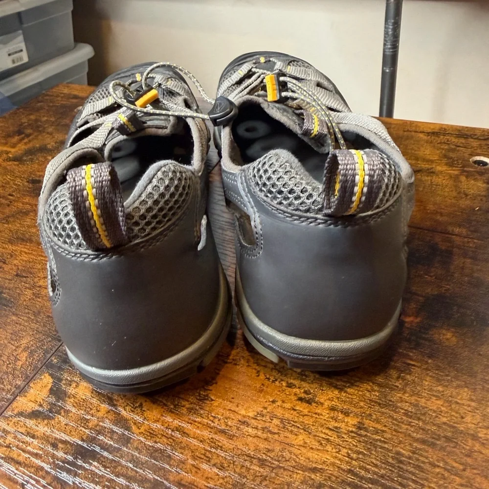 KEEN Men's Outdoor Sandals Grey Bumper Toe Bungee Cinch Lacing Size 9.5
